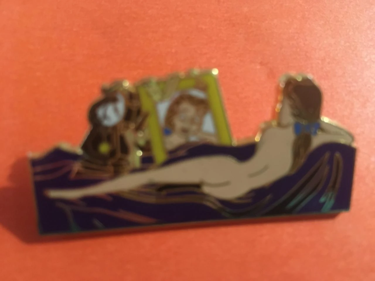 Rare pin's fantasy Belle & la Bête sexy allongée sur sofa Edition Limitée 100 ex